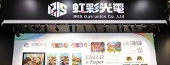 虹彩光電於 Touch Taiwan 2026 展現全彩膽固醇液晶電子紙生態並推出 ecosticker 數位相框